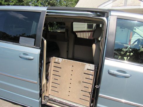 Used 2010 Chrysler Town & Country Touring FWD image 9