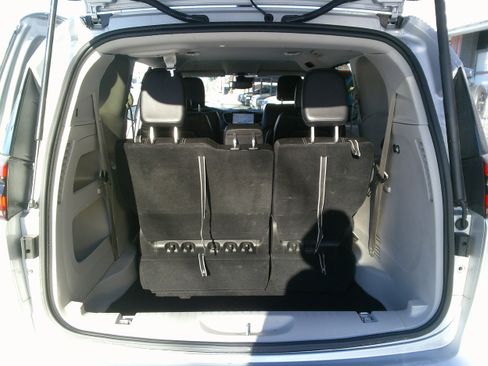 Used 2024 Chrysler Pacifica Touring-L image 18