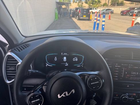 Used 2025 Kia Soul LX w/ LX Technology Package FWD image 32