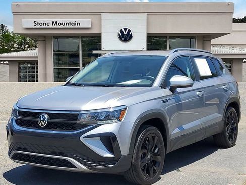Certified 2022 Volkswagen Taos SE image 1