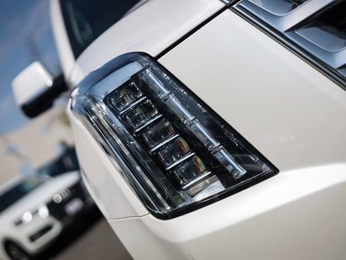 Used 2017 Cadillac Escalade Luxury AWD/4WD image 18