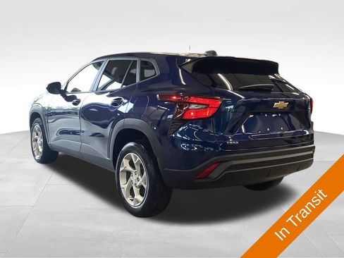Used 2024 Chevrolet Trax LS w/ LS Convenience Package FWD image 4