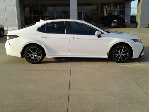 Used 2023 Toyota Camry SE image 8