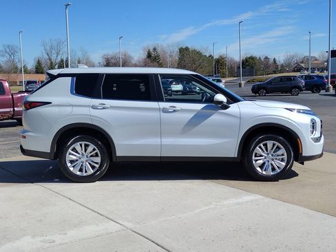 New 2026 Mitsubishi Outlander ES AWD/4WD image 14