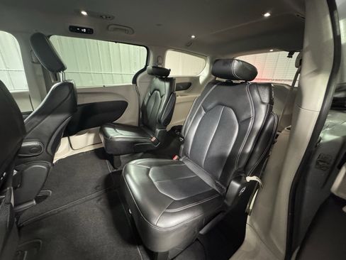 Used 2024 Chrysler Pacifica Touring-L image 19