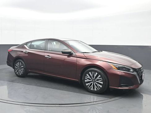 Used 2024 Nissan Altima 2.5 SV AWD/4WD image 8