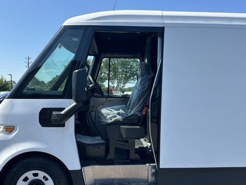 Used 2024 Chevrolet Brightdrop 400 w/ Commercial Equipment Package AWD/4WD image 9