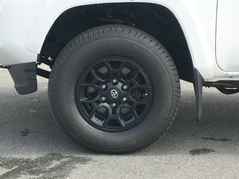 Used 2021 Toyota Tacoma SR5 AWD/4WD image 11