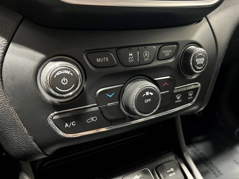 Used 2019 Jeep Cherokee Latitude Plus FWD image 25