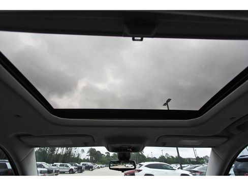 Used 2021 Chevrolet Traverse Premier w/ LPO, Blackout Package FWD image 16