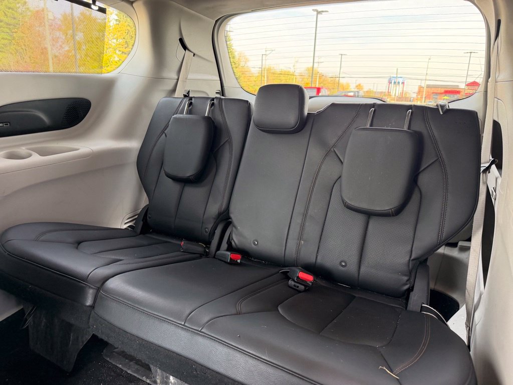 Used 2018 Chrysler Pacifica Touring-L Plus w/ Advanced Safetytec Group FWD image 18