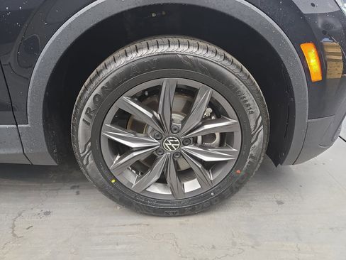 Used 2023 Volkswagen Tiguan SE image 9