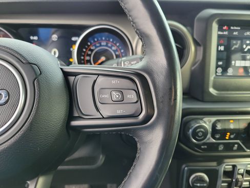 Used 2021 Jeep Gladiator Willys image 23