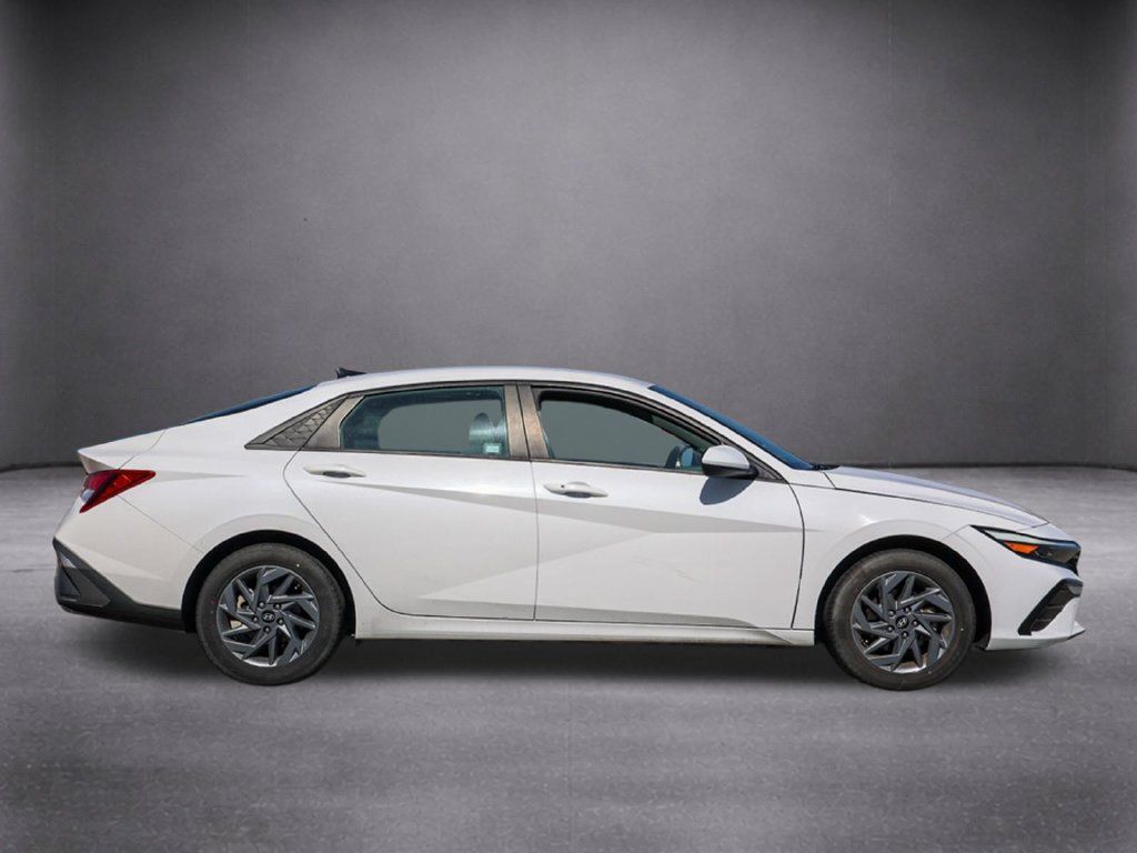 Used 2024 Hyundai Elantra SEL FWD image 3