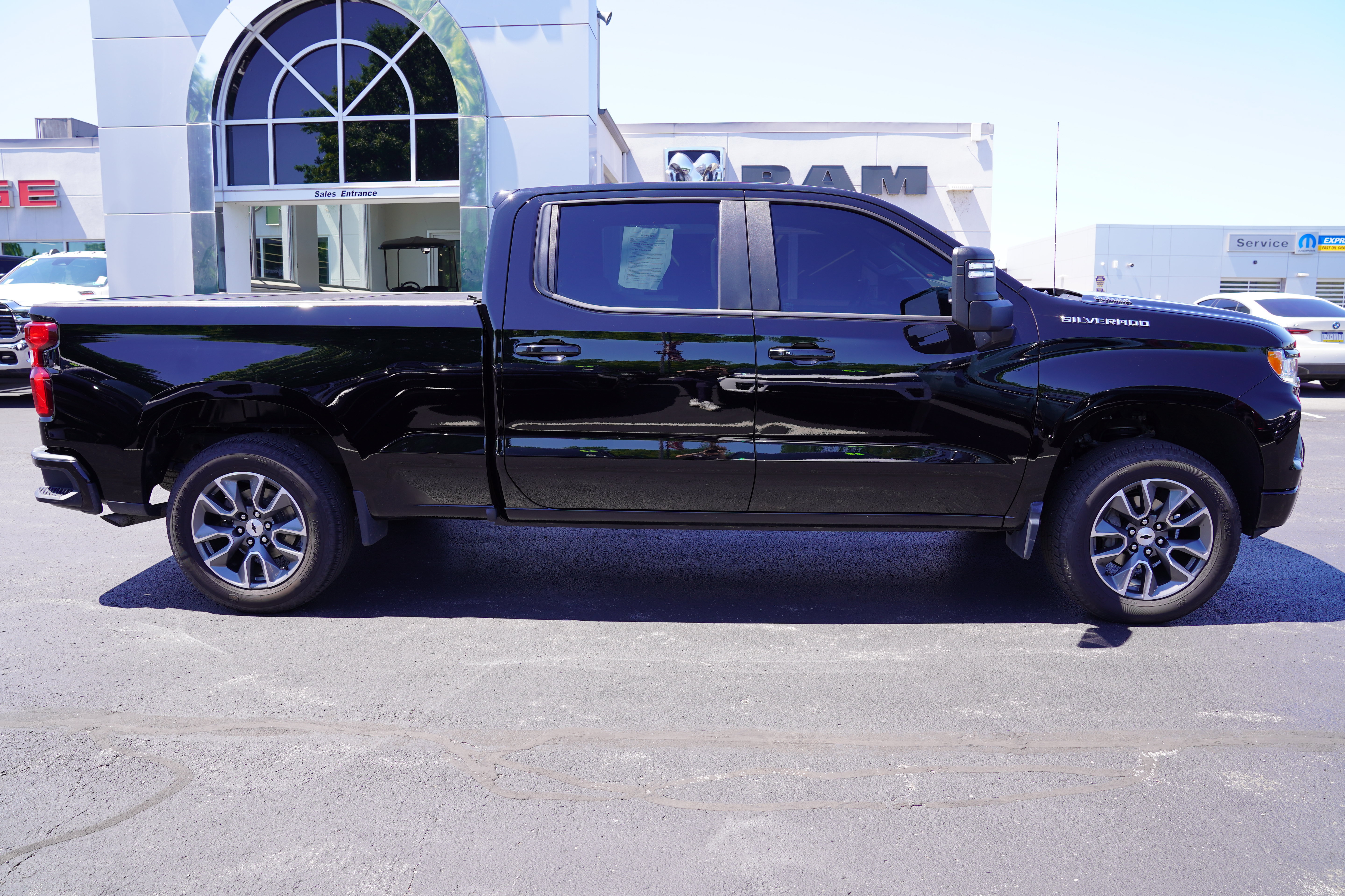 Used 2022 Chevrolet Silverado 1500 RST AWD/4WD image 2