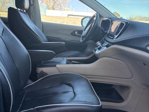 Used 2022 Chrysler Pacifica Limited image 17