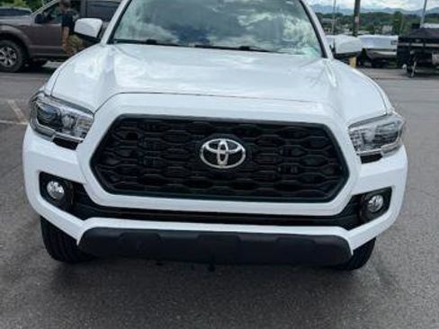 Used 2017 Toyota Tacoma SR5 w/ Tow Package AWD/4WD image 3