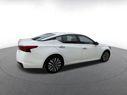 Used 2025 Nissan Altima 2.5 SV FWD image 14