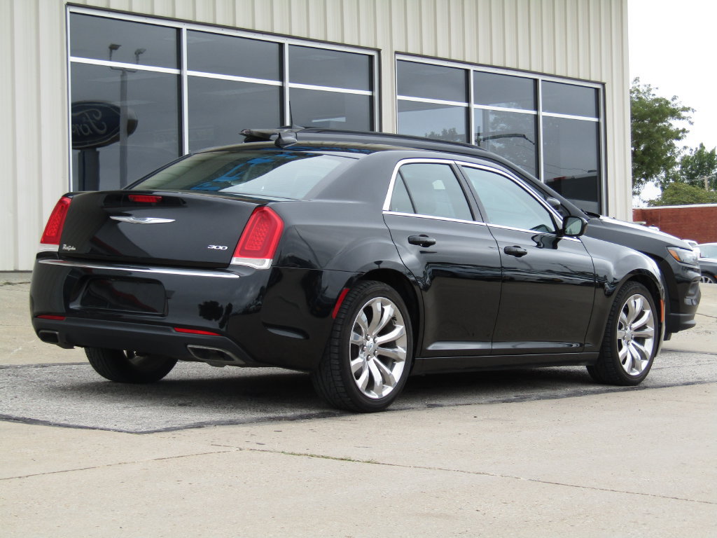 Used 2017 Chrysler 300 Limited RWD image 3