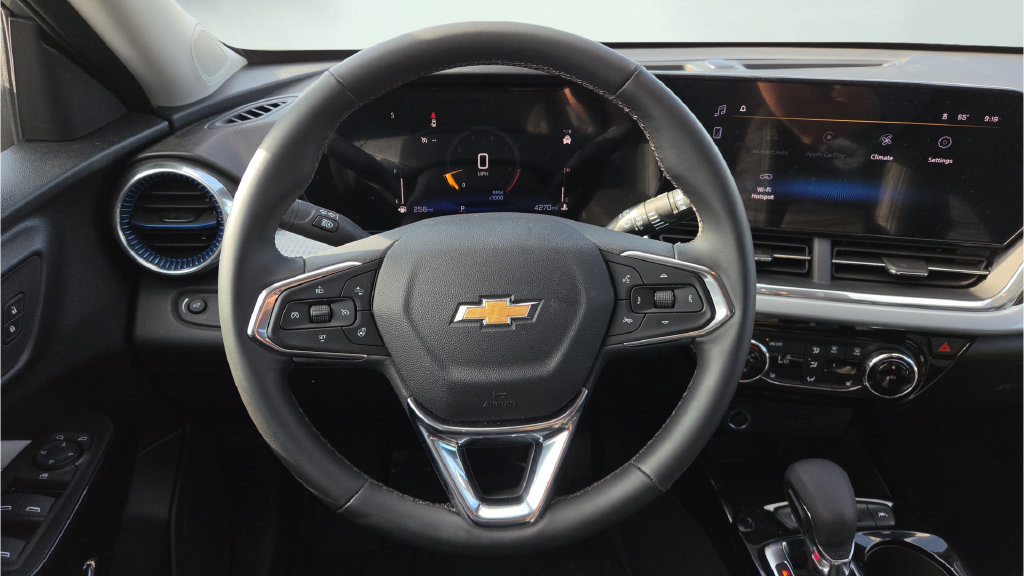 Used 2025 Chevrolet Trax LT w/ LT Convenience Package FWD image 23