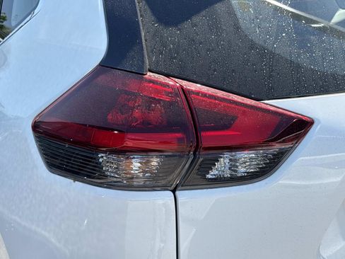 Used 2019 Nissan Rogue S image 9