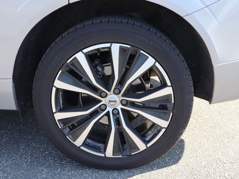 Used 2025 Volvo XC60 B5 Plus image 40