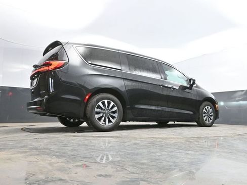 Used 2023 Chrysler Pacifica Touring-L FWD image 49