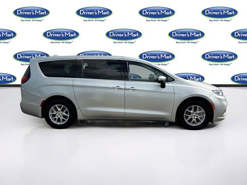 Used 2023 Chrysler Pacifica Touring-L FWD image 8