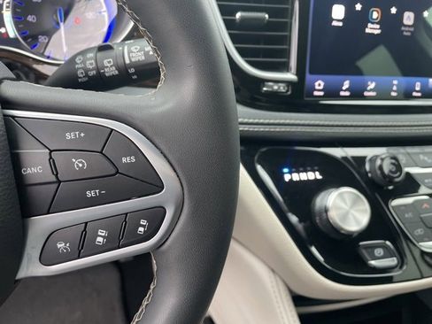 Used 2023 Chrysler Pacifica Limited image 17