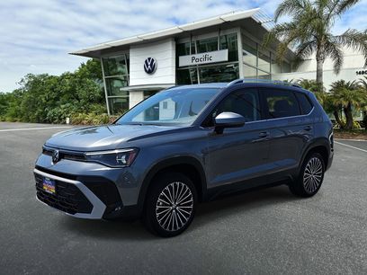 Used 2025 Volkswagen Taos SE w/ Panoramic Sunroof Package