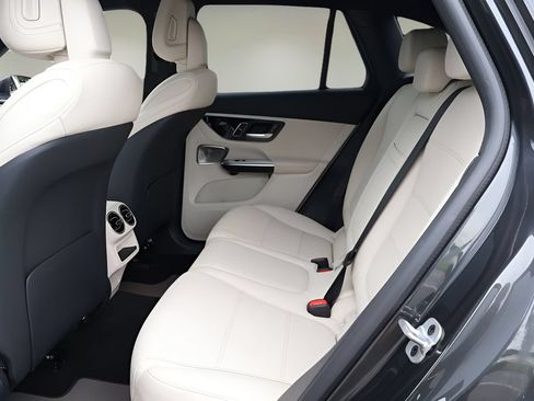 Used 2023 Mercedes-Benz GLC 300 image 12