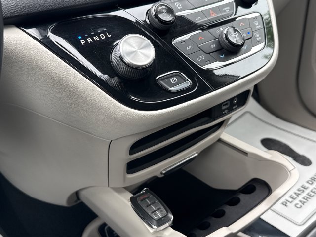 Used 2018 Chrysler Pacifica Touring-L FWD image 38
