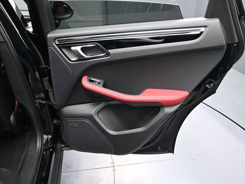Certified 2025 Porsche Macan image 25