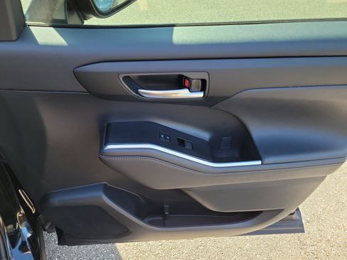 Used 2023 Toyota Highlander XSE FWD image 10