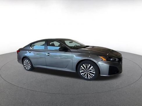 Used 2025 Nissan Altima 2.5 SV FWD image 2