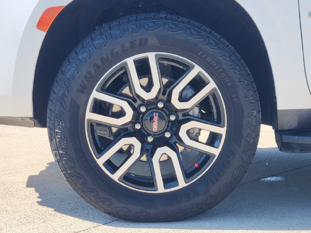 Used 2024 GMC Yukon AT4 w/ Technology Package AWD/4WD image 10