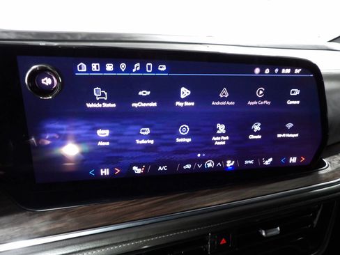 Used 2025 Chevrolet Suburban Z71 image 27