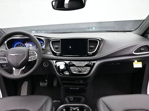 New 2026 Chrysler Pacifica Select FWD image 24