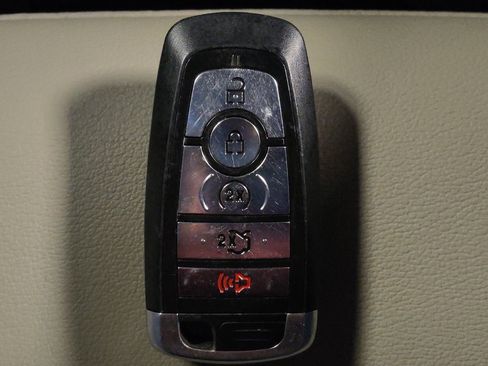 Used 2018 Ford Fusion SE w/ Fusion SE Technology Package FWD image 32