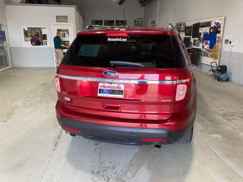 Used 2014 Ford Explorer XLT w/ Equipment Group 202A AWD/4WD image 13