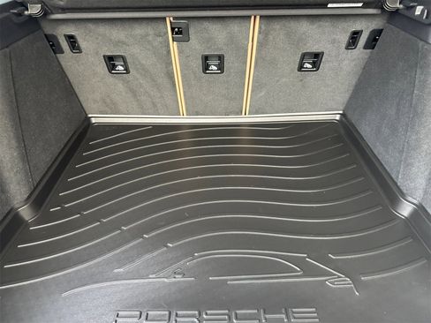 Used 2025 Porsche Macan image 17