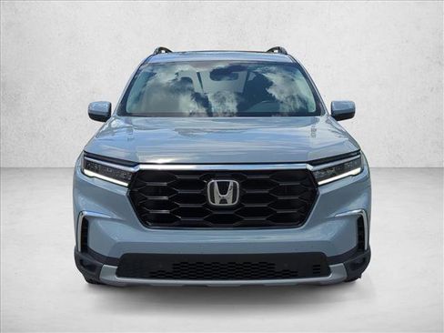 Used 2025 Honda Pilot Touring image 2