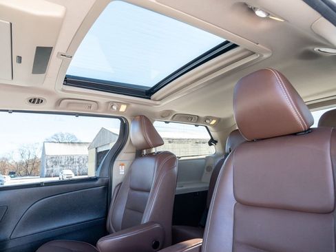 Used 2020 Toyota Sienna Limited Premium image 34