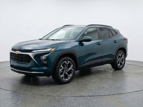 Used 2025 Chevrolet Trax LT w/ LT Convenience Package image 3