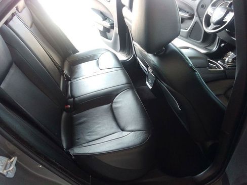 Used 2018 Chrysler 300 Touring L RWD image 17