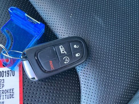 Used 2023 Jeep Cherokee Altitude Lux image 26