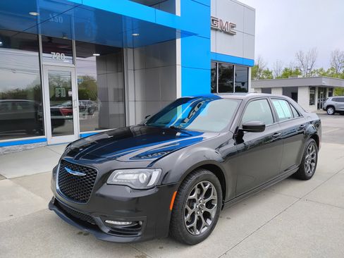 Used 2018 Chrysler 300 S w/ S Model Appearance Package AWD/4WD image 30