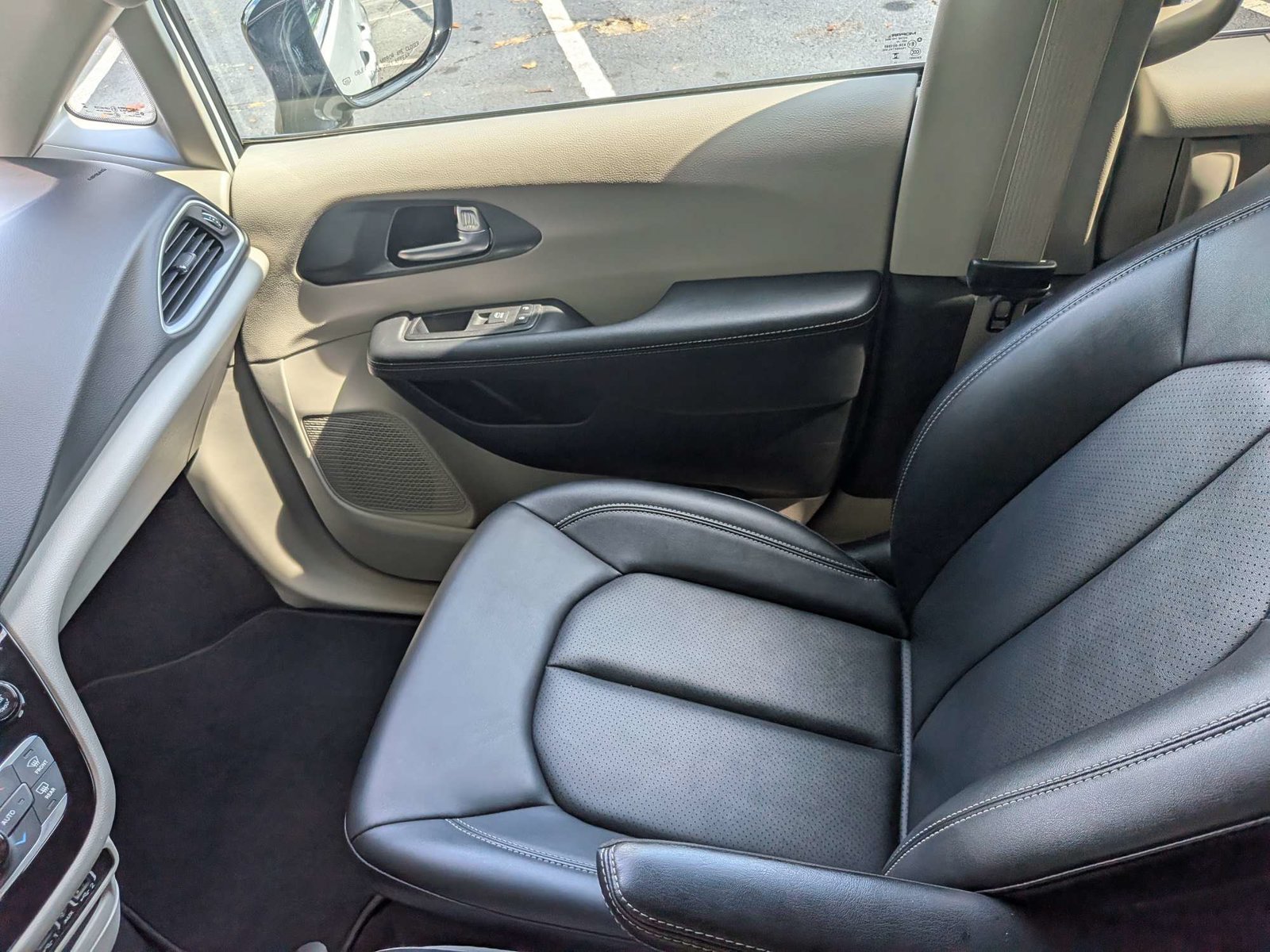 Used 2024 Chrysler Pacifica Touring-L FWD image 17