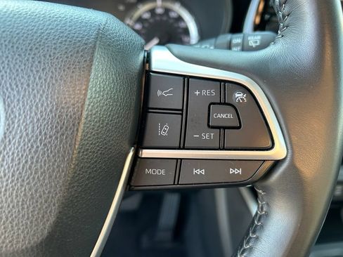 Used 2023 Toyota Highlander LE AWD/4WD image 12