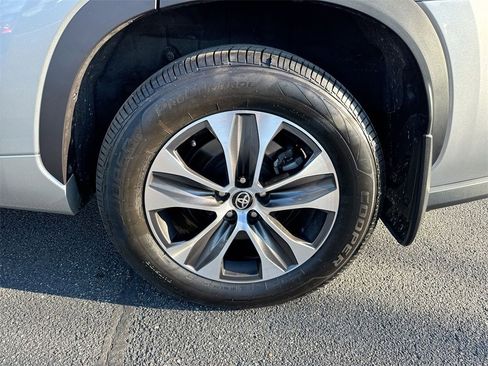 Used 2020 Toyota Highlander XLE image 28